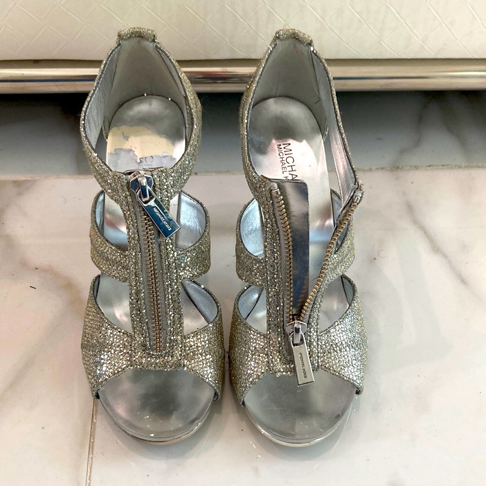 MICHAEL KORS SILVER CHAMPAGNE GLITTER BERKLEY T-STRAP SHOES SIZE 5